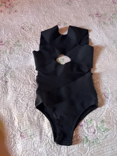 Body preto com detalhes 