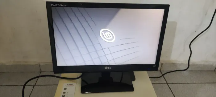 Monitor LG Usado funcionando acho acompanha cabos VGA e cabo Fonte