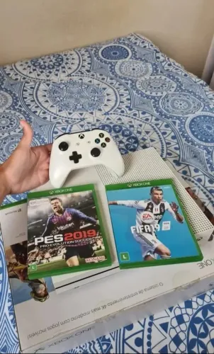 Xbox One S 1TB Branco + 2 Jogos FIFA 19 e PES 19