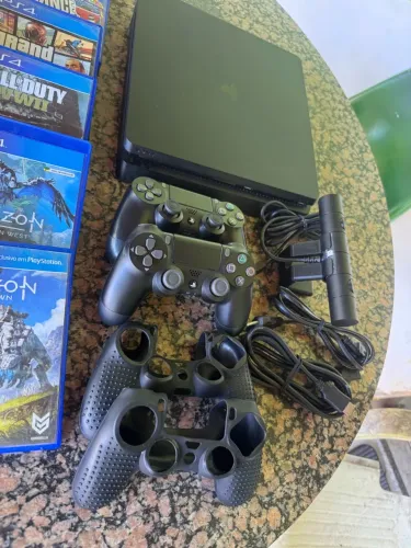 PS4 Slim 500GB + 2 Controles + Camera + 5 Jogos
