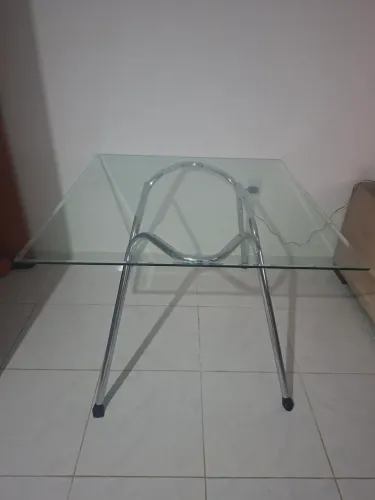 Mesa de vidro com pé de alumínio