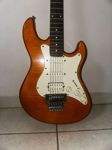 Strato HSS com Floyd Rose - Linda e Potente