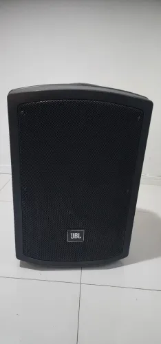 Caixa de som JBL grande