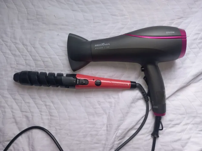 Kit com modelador de cachos e secador 