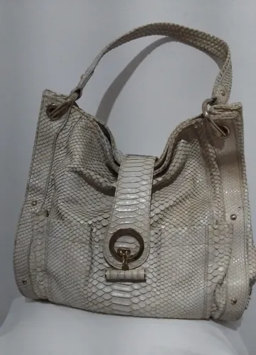 bolsa em couro legitimo piton na cor off white da grife Fórum tufi duek 