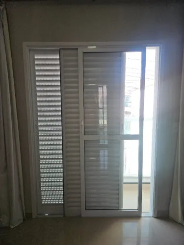 Porta Balcão Sacada 3 Folhas Veneziana 2.10m x 150m Alumínio Branco Linha Suprema