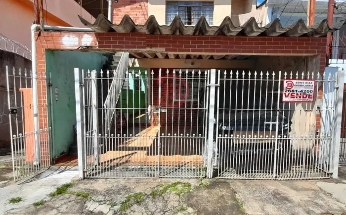 Imóvel com 3 casas e 2 vagas de garagem - Jd. Popular