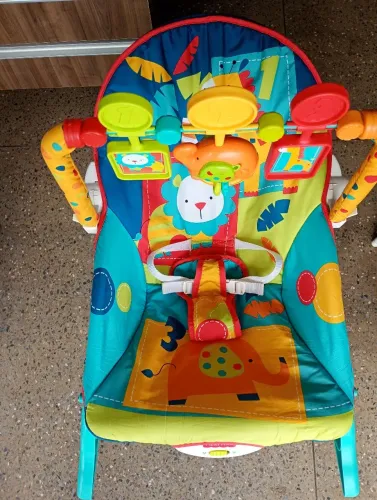 Cadeira Fisher price canta. balança.deita.senta e vibra 