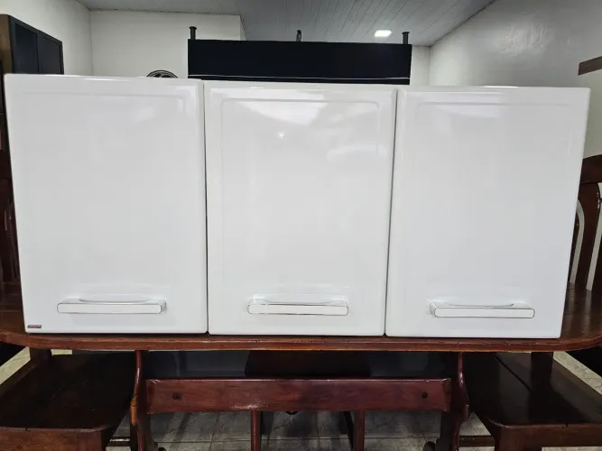 Armário aéreo de cozinha conservado