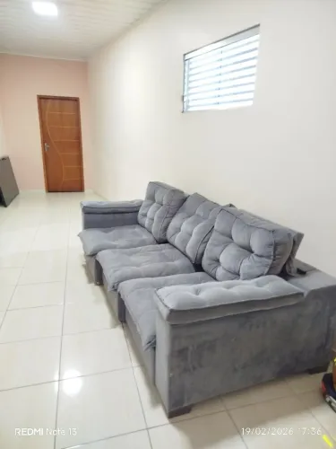 Sofá retrátil com 03 lugares e bom estado de uso