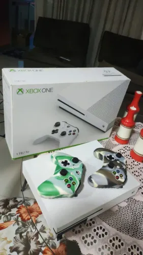 XBOX ONE S 1TB C/ 2 CONTROLE E JOGOS DIGITAIS