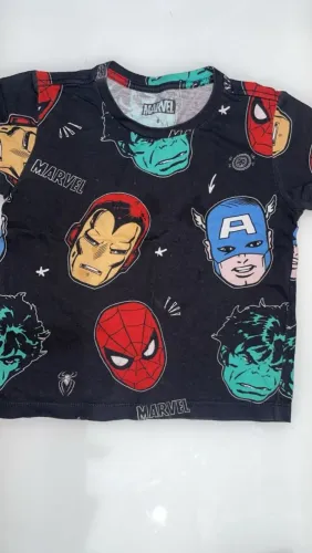 Camisa Marvel menino.
