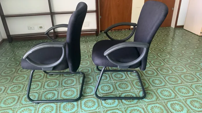 Conjunto de 02 cadeiras estofadas fixas para escritório 