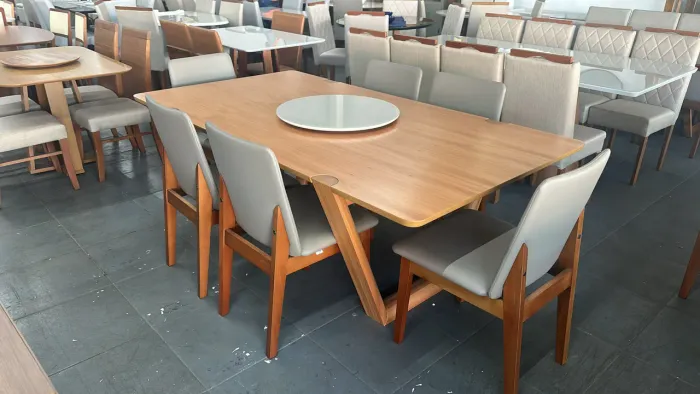 Mesa nova de madeira maciça