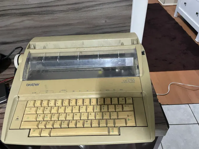 Máquina de escrever Brother GX-6750