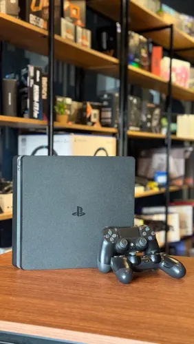 PS4 Slim + 3 Jogos