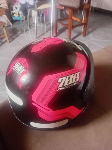 Capacete semi novo 
