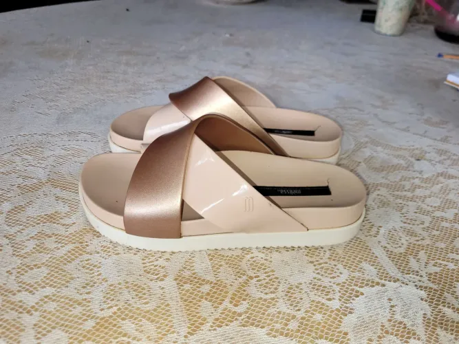 Rasteira melissa cosmic II rosa e dourado