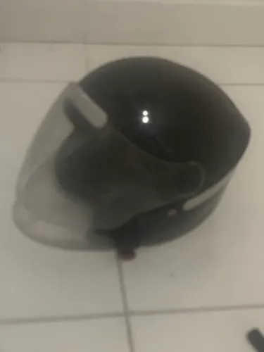Capacete usado preto