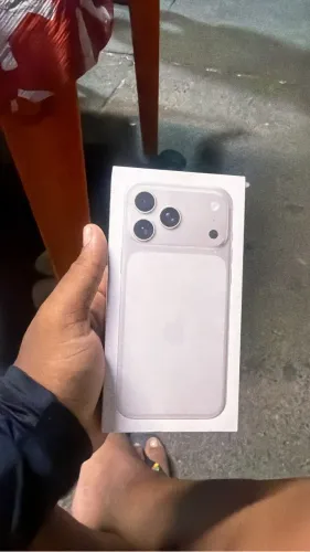 iPhone 17 pro Max silver
