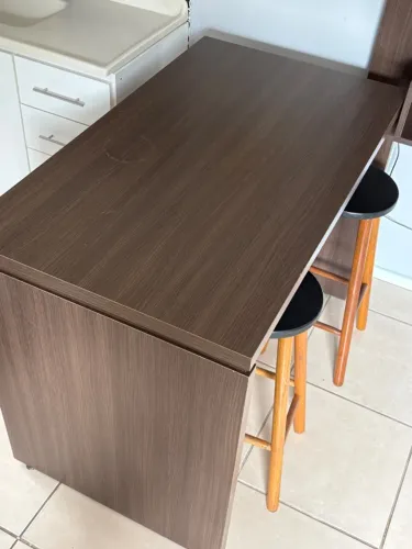 Bancada com bancos e painel de tv 