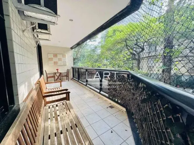 Apartamento mobiliado com varanda para locação no Leblon Rua Rainha Guilhermina.