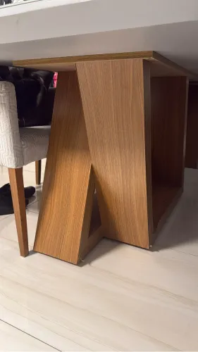 Mesa pesada com tampo de vidro