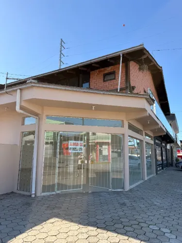 Sala comercial de esquina com 100m2, na Rua Seis de Janeiro, no Paranaguamirim