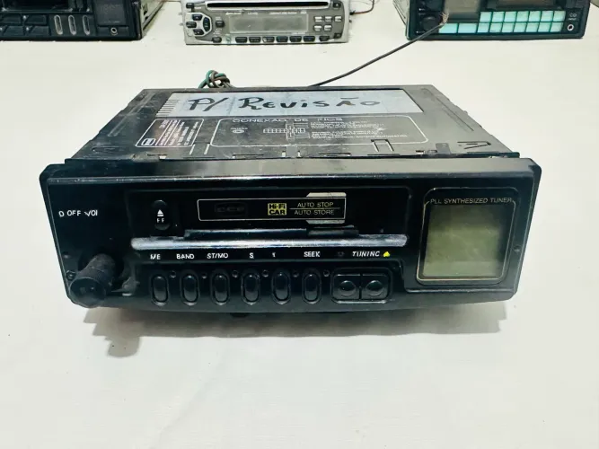 Antigo rádio toca fitas CCE CM2000 para revisão veículos antigos