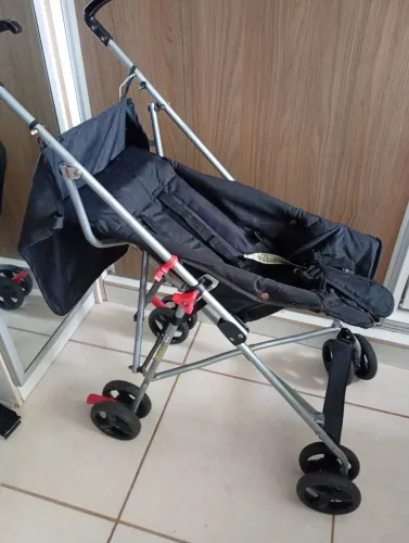 Carrinho de Bebê Guarda-Chuva Preto - Leve e Prático - R$ 200