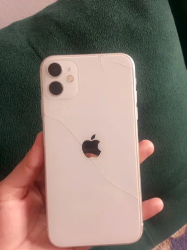 iPhone 11 com leves trincos 