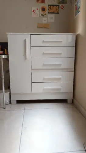 Vendo: Cômoda Branca de 5 gavetas e uma sapateira.