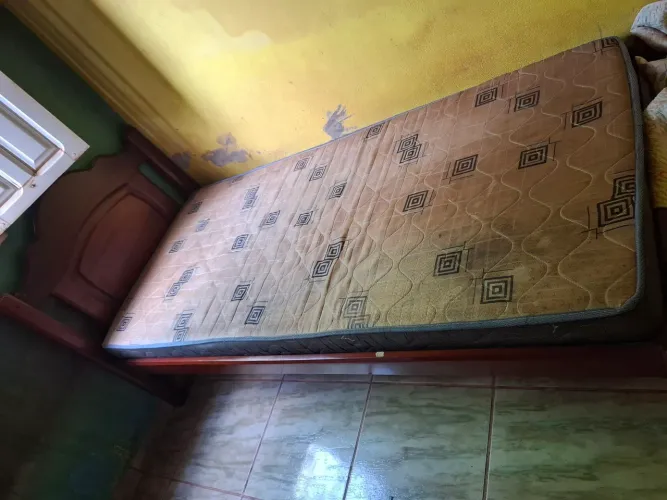 Cama de madeira solteiro
