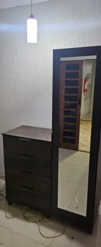 Vendo armário com gavetas e porta com espelho, sapateira com local para cabides.