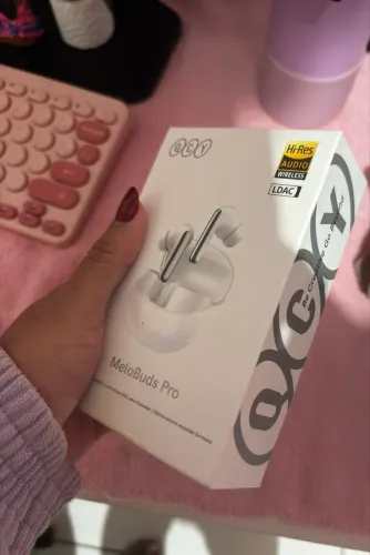 Fone QCY Melobuds Pro com caixa e cabo