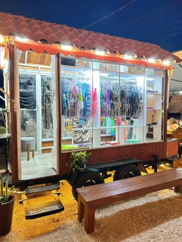 Trailer / carretinha para loja de roupas 
