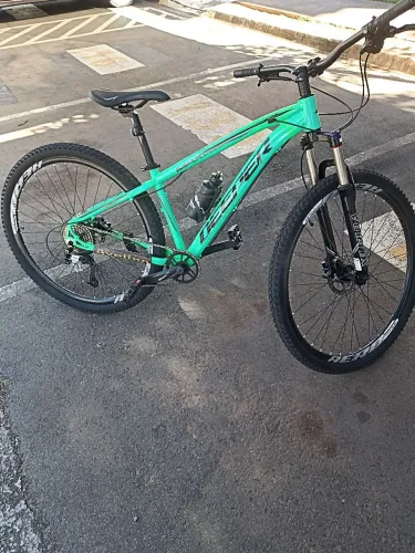 Bike aro29 suspensão com trava de ombro freio hidráulico 1 coroa, k7 9v semi novo