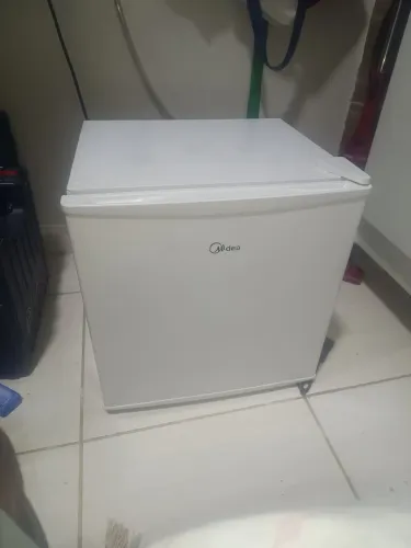 Frigobar Midea 45 litros.
