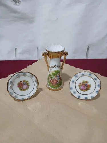 Conjunto de miniaturas / jarrinha e pratinhos cena romântica