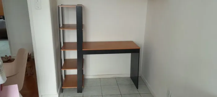 Escrivaninha com estante