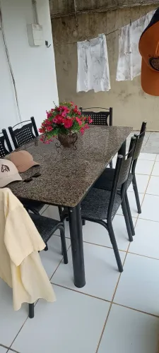 VENDE-SE mesa com 6 cadeiras