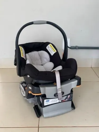 Vendo carrinho de bebê com bebê conforto