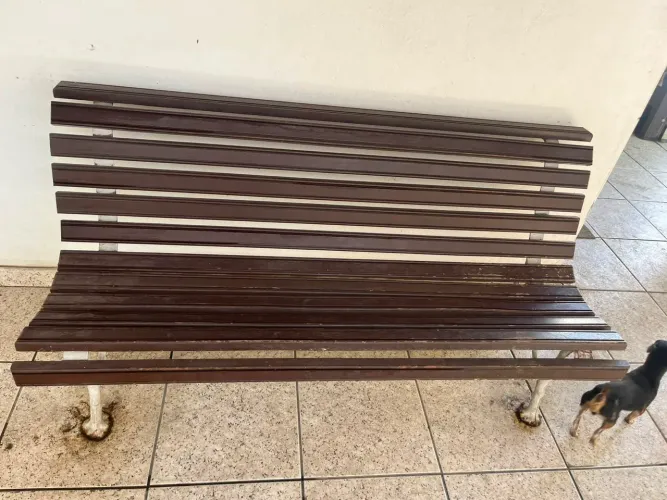 2 CAMAS COM COLCHÕES, BANCO RÚSTICO E BICICLETA . PRA SAIR RÁPIDO VERDADEIRO DESAPEGO