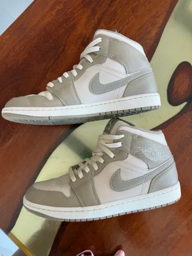 Tênis Air jordan 1 mid bege