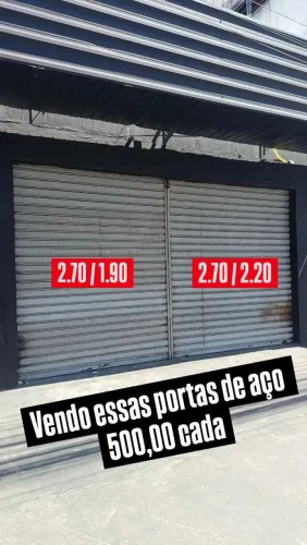 Portas de aço e caibros de madeira