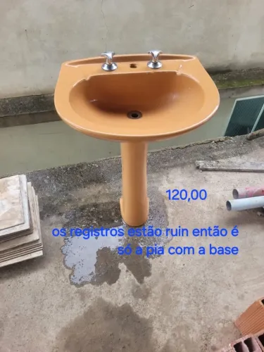 Pia com base de banheiro