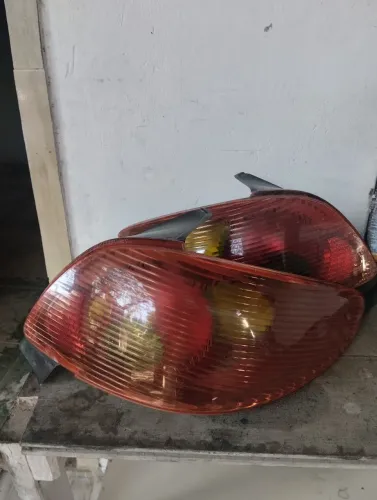Par De Lanterna Traseira Peugeot 206 (Lado Direito Inteiro / Esquerdo C/ Detalhe)