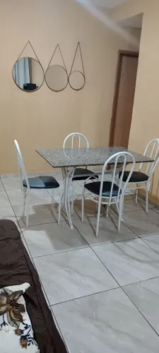 Oportunidade.... Mesa de mármore com 4 cadeiras tubulares