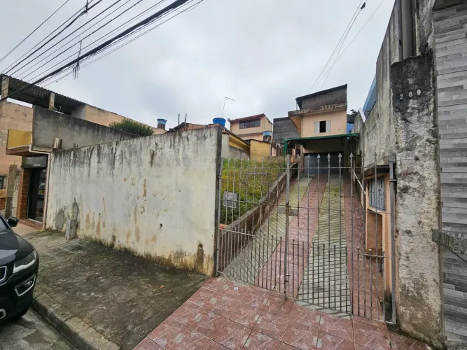 Terreno com 2 casas