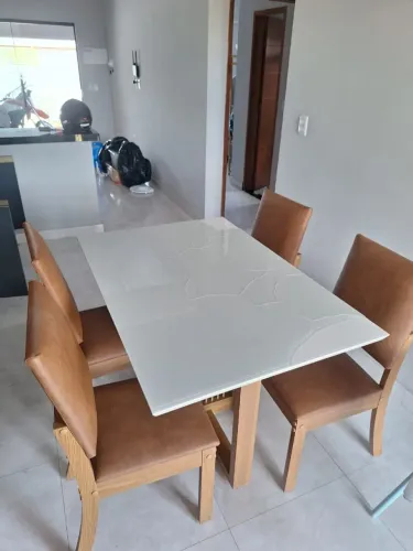 Vendo mesa de jantar com 4 cadeiras